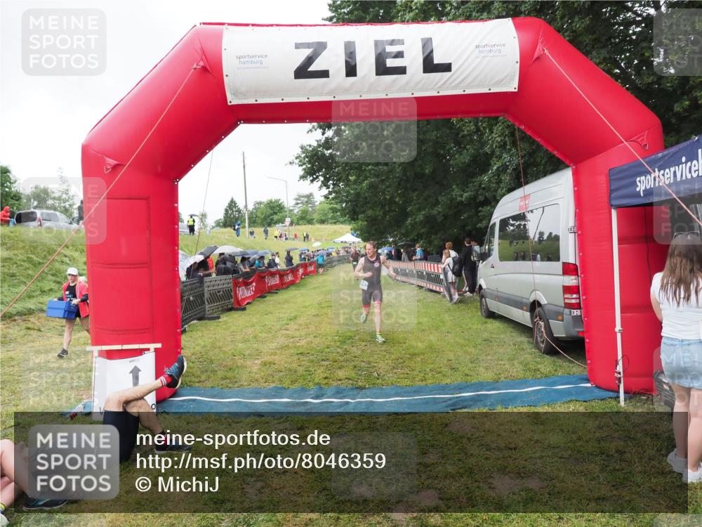 21.06.2025 - 27. Vierlanden-Triathlon MichiJ http://msf.ph/oto/8046359 15.06.2026 14:00:03 Ziel 1107 meine-sportfotos.de