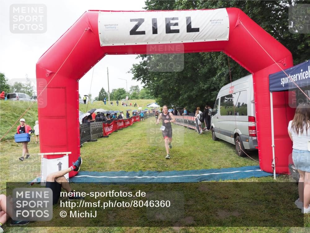 21.06.2025 - 27. Vierlanden-Triathlon MichiJ http://msf.ph/oto/8046360 15.06.2026 14:00:03 Ziel 1107 meine-sportfotos.de