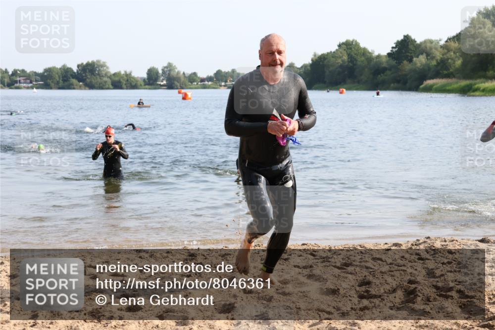 15.06.2025 - 27. Vierlanden-Triathlon Lena Gebhardt http://msf.ph/oto/8046361 15.06.2025 08:42:50 Schwimmen 18, 137, 154 meine-sportfotos.de