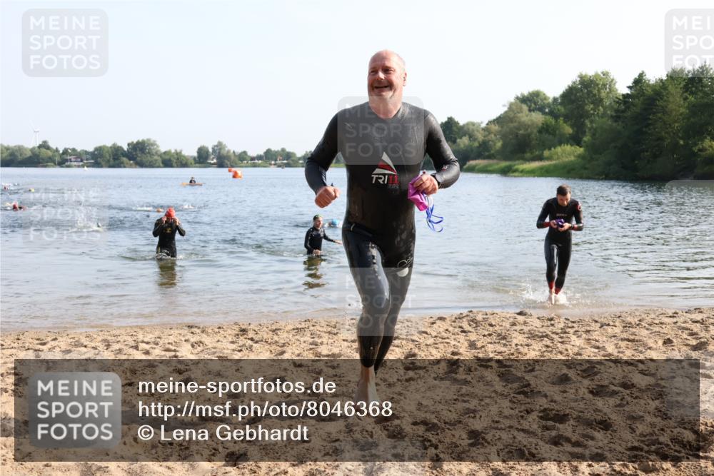 15.06.2025 - 27. Vierlanden-Triathlon Lena Gebhardt http://msf.ph/oto/8046368 15.06.2025 08:42:50 Schwimmen 18, 137, 154 meine-sportfotos.de