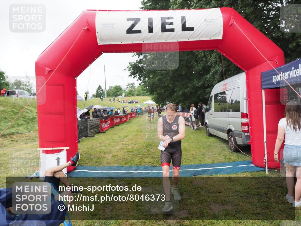 21.06.2025 - 27. Vierlanden-Triathlon MichiJ http://msf.ph/oto/8046373 15.06.2026 14:00:05 Ziel 1107 meine-sportfotos.de