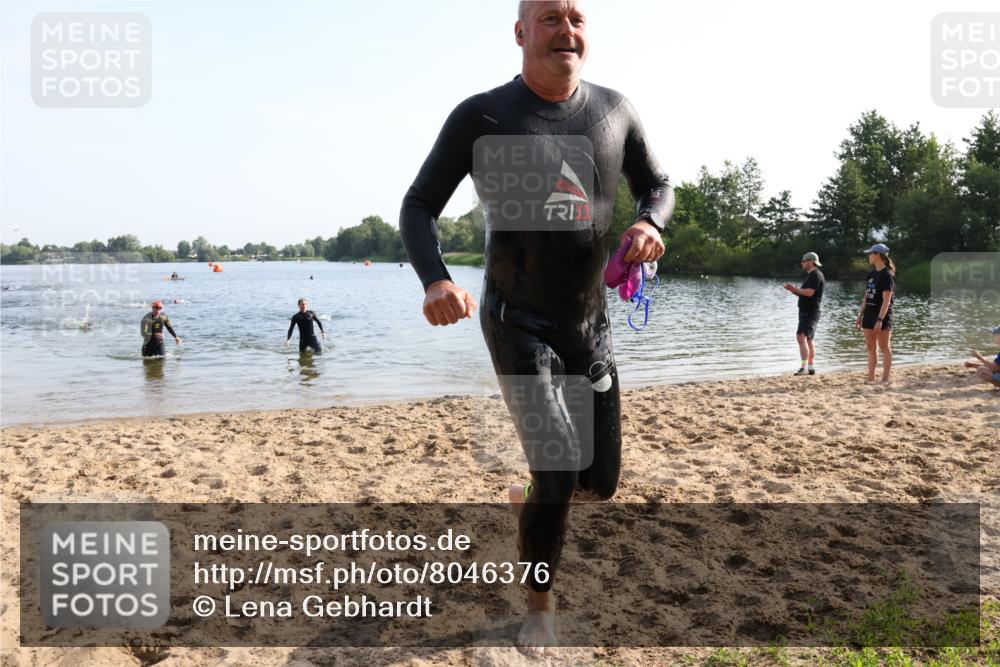 15.06.2025 - 27. Vierlanden-Triathlon Lena Gebhardt http://msf.ph/oto/8046376 15.06.2025 08:42:51 Schwimmen 18, 137, 154 meine-sportfotos.de