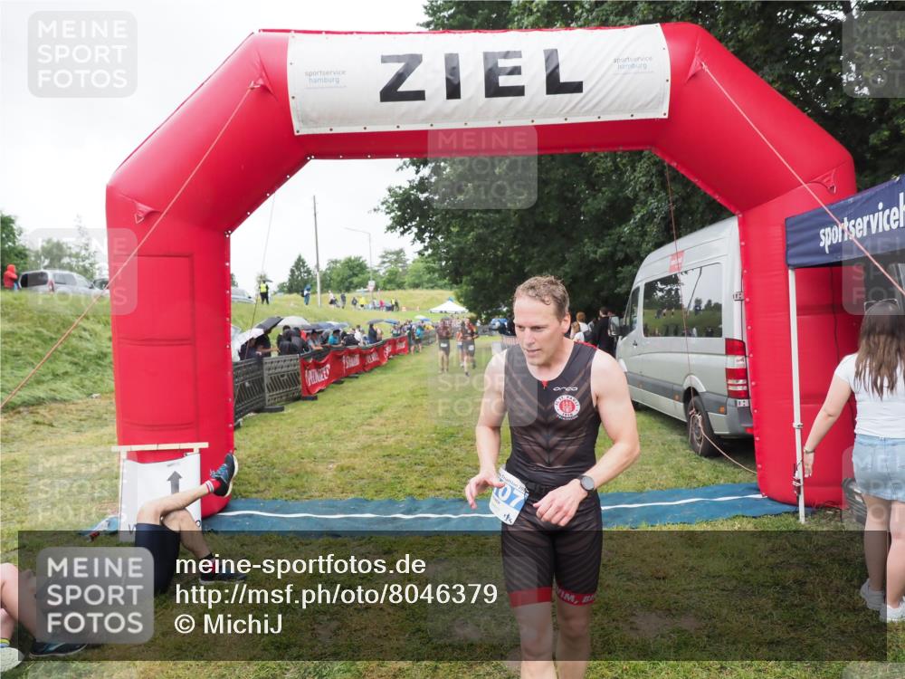 21.06.2025 - 27. Vierlanden-Triathlon MichiJ http://msf.ph/oto/8046379 15.06.2026 14:00:05 Ziel 1107 meine-sportfotos.de