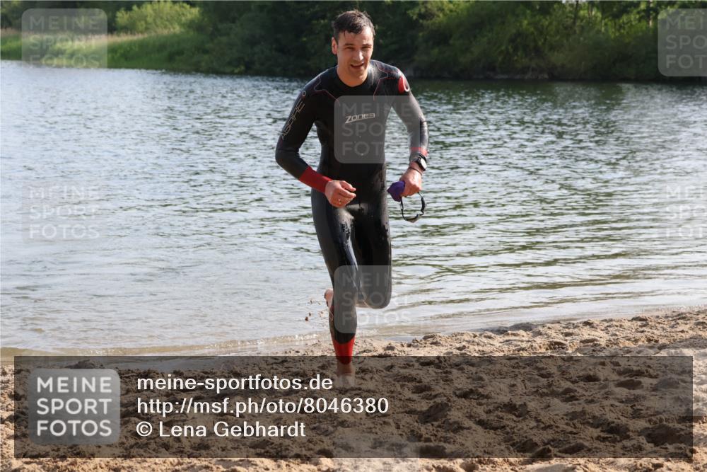 15.06.2025 - 27. Vierlanden-Triathlon Lena Gebhardt http://msf.ph/oto/8046380 15.06.2025 08:42:52 Schwimmen 18, 137, 154 meine-sportfotos.de