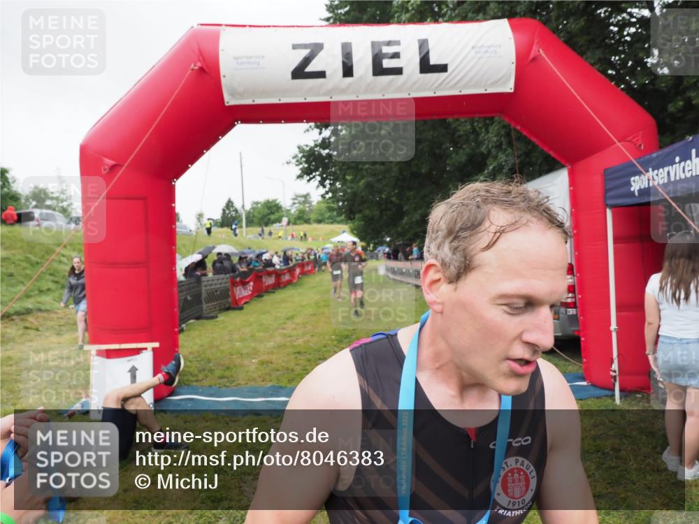 21.06.2025 - 27. Vierlanden-Triathlon MichiJ http://msf.ph/oto/8046383 15.06.2026 14:00:08 Ziel 770, 1106, 1107 meine-sportfotos.de