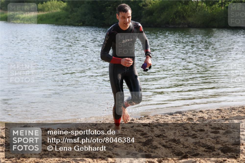 15.06.2025 - 27. Vierlanden-Triathlon Lena Gebhardt http://msf.ph/oto/8046384 15.06.2025 08:42:52 Schwimmen 18, 137, 154 meine-sportfotos.de