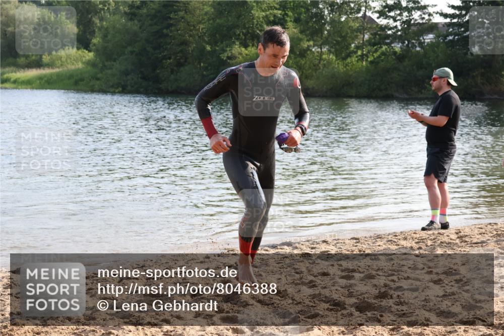15.06.2025 - 27. Vierlanden-Triathlon Lena Gebhardt http://msf.ph/oto/8046388 15.06.2025 08:42:53 Schwimmen 18, 137, 154 meine-sportfotos.de