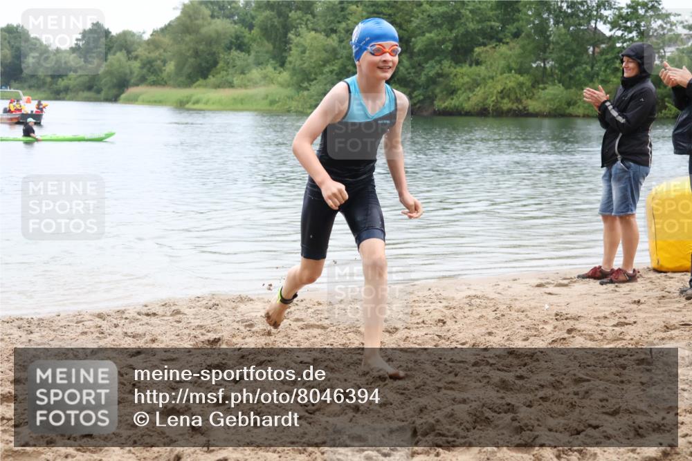 21.06.2025 - 27. Vierlanden-Triathlon Lena Gebhardt http://msf.ph/oto/8046394 15.06.2025 14:54:03 Schwimmen 1356 meine-sportfotos.de