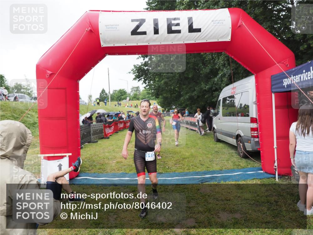 21.06.2025 - 27. Vierlanden-Triathlon MichiJ http://msf.ph/oto/8046402 15.06.2026 14:00:11 Ziel 226, 770, 1106, 1107 meine-sportfotos.de