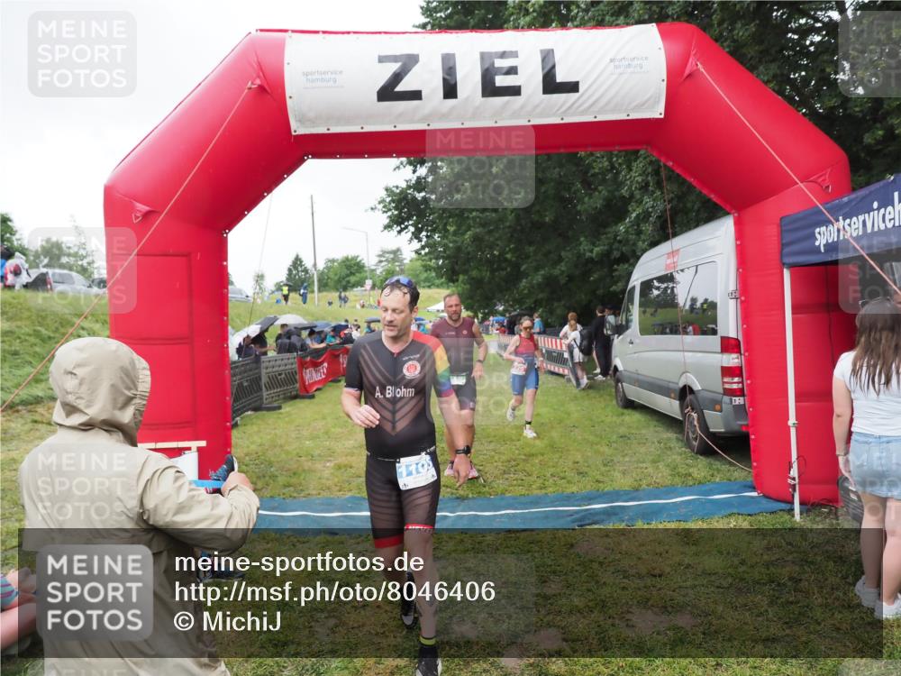 21.06.2025 - 27. Vierlanden-Triathlon MichiJ http://msf.ph/oto/8046406 15.06.2026 14:00:11 Ziel 226, 770, 1106, 1107 meine-sportfotos.de