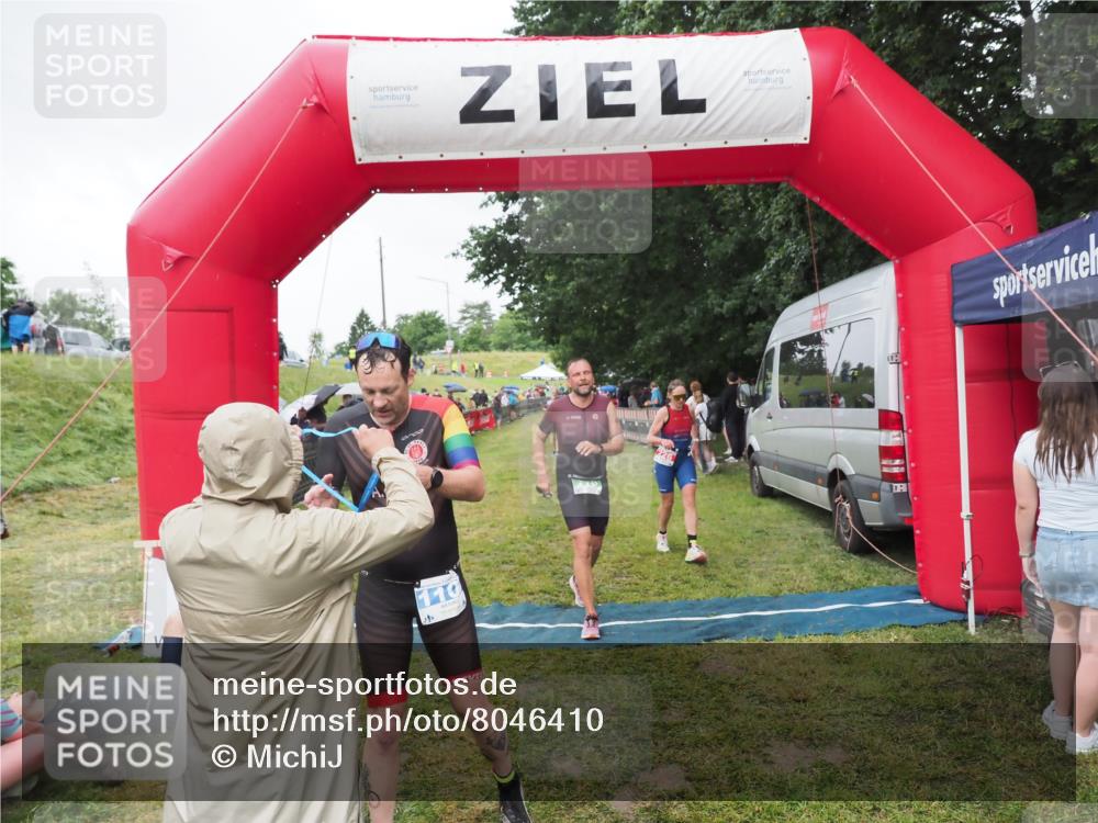 21.06.2025 - 27. Vierlanden-Triathlon MichiJ http://msf.ph/oto/8046410 15.06.2026 14:00:12 Ziel 226, 770, 1106 meine-sportfotos.de