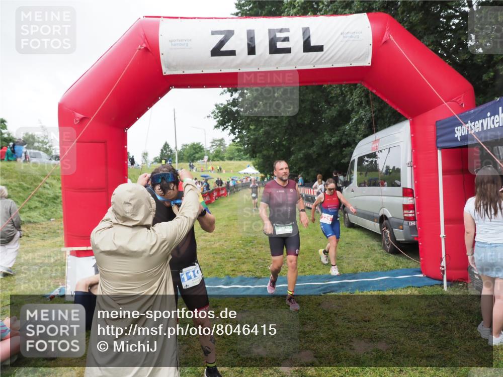 21.06.2025 - 27. Vierlanden-Triathlon MichiJ http://msf.ph/oto/8046415 15.06.2026 14:00:13 Ziel 226, 770, 800, 1106 meine-sportfotos.de