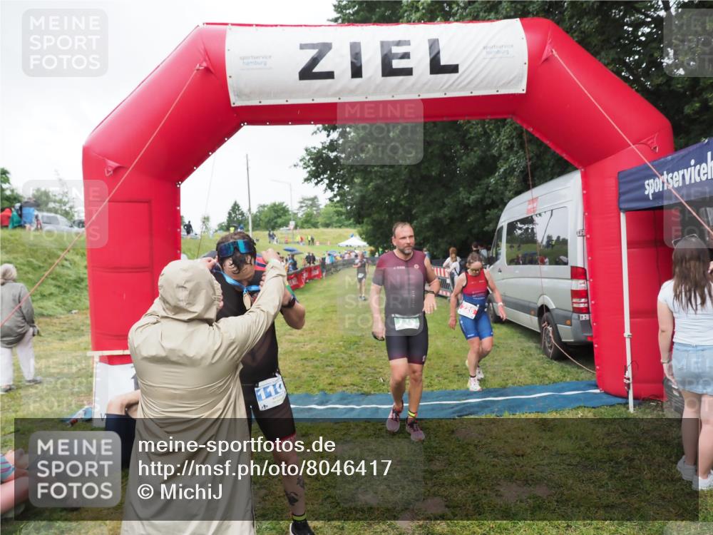 21.06.2025 - 27. Vierlanden-Triathlon MichiJ http://msf.ph/oto/8046417 15.06.2026 14:00:13 Ziel 226, 770, 800, 1106 meine-sportfotos.de