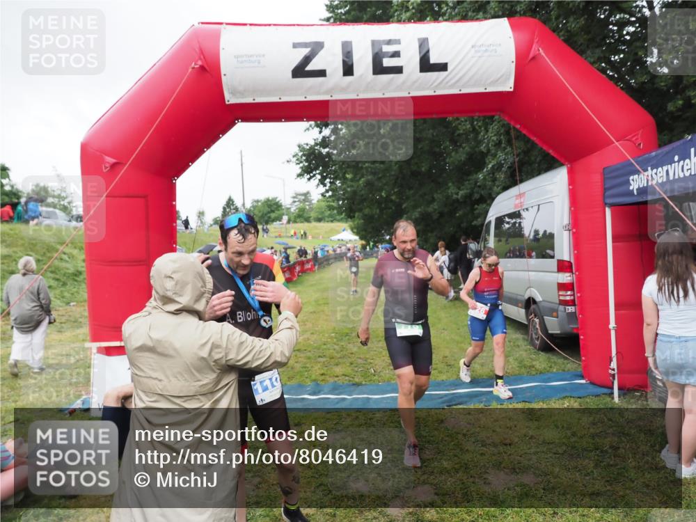 21.06.2025 - 27. Vierlanden-Triathlon MichiJ http://msf.ph/oto/8046419 15.06.2026 14:00:13 Ziel 226, 770, 800, 1106 meine-sportfotos.de