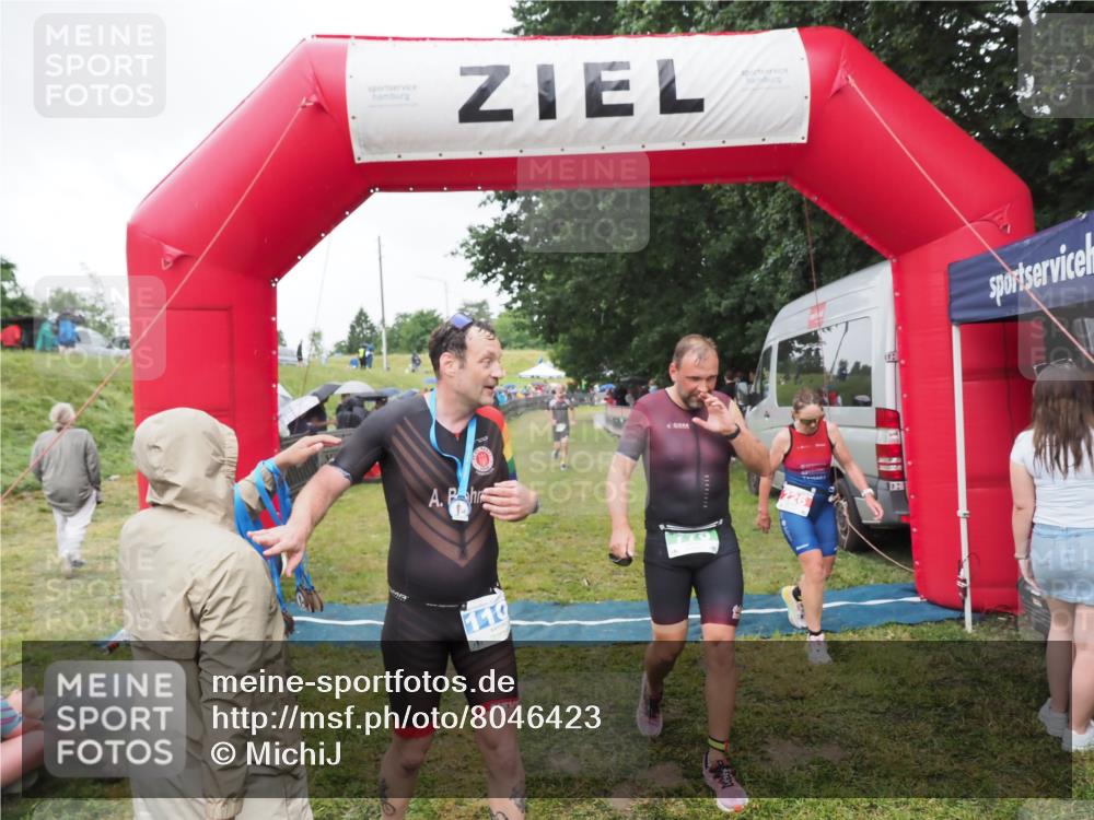 21.06.2025 - 27. Vierlanden-Triathlon MichiJ http://msf.ph/oto/8046423 15.06.2026 14:00:14 Ziel 226, 770, 800, 1106 meine-sportfotos.de