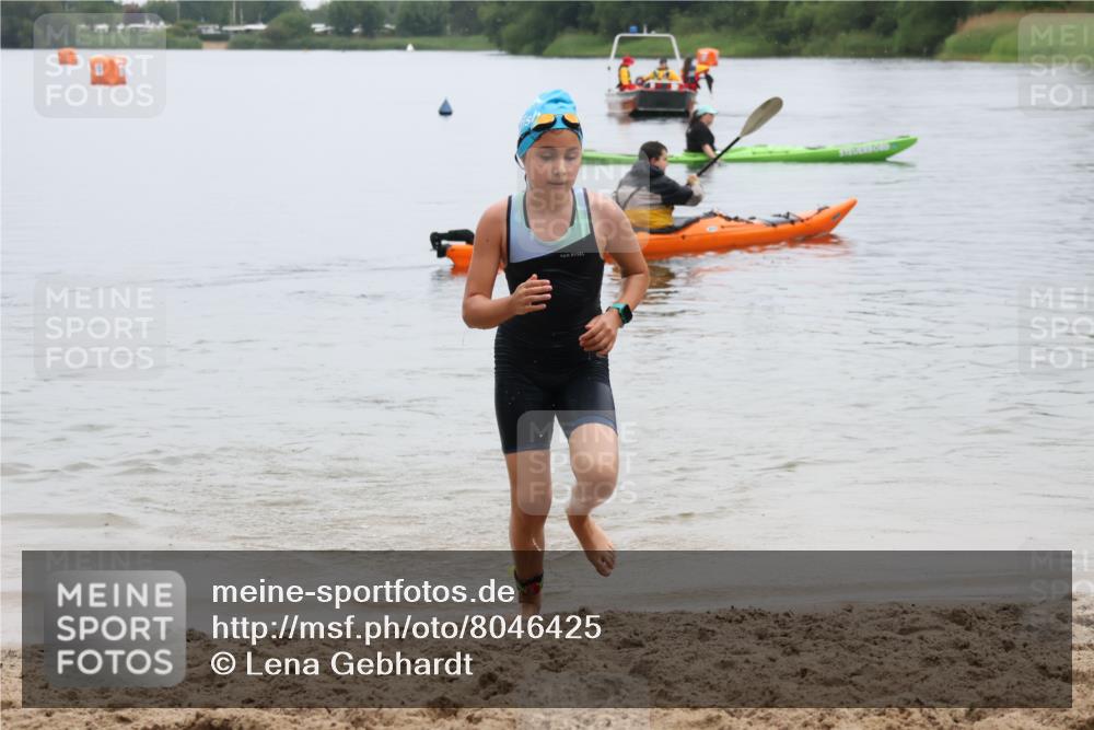 21.06.2025 - 27. Vierlanden-Triathlon Lena Gebhardt http://msf.ph/oto/8046425 15.06.2025 14:54:17 Schwimmen 1369 meine-sportfotos.de