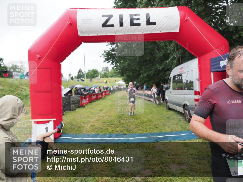 21.06.2025 - 27. Vierlanden-Triathlon MichiJ http://msf.ph/oto/8046431 15.06.2026 14:00:16 Ziel 226, 770, 800, 1106 meine-sportfotos.de