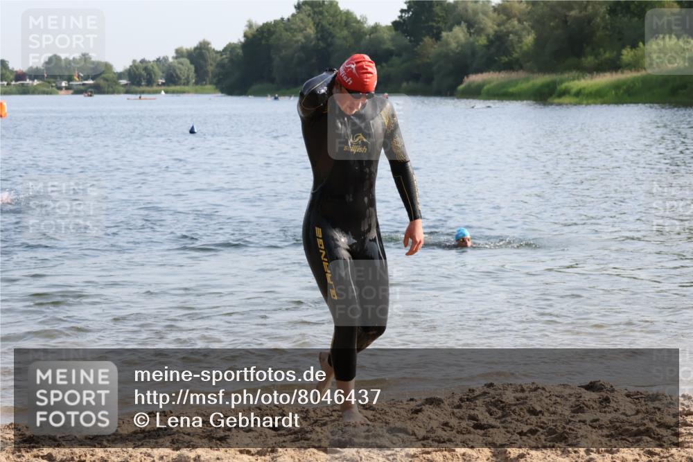 15.06.2025 - 27. Vierlanden-Triathlon Lena Gebhardt http://msf.ph/oto/8046437 15.06.2025 08:42:59 Schwimmen 18, 72, 100, 137, 154 meine-sportfotos.de