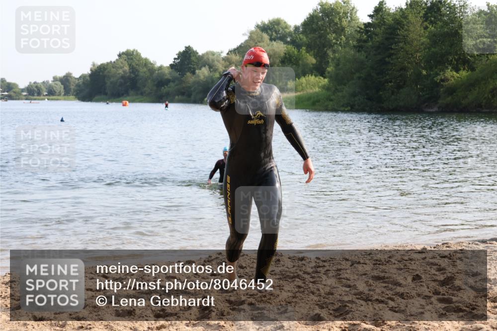 15.06.2025 - 27. Vierlanden-Triathlon Lena Gebhardt http://msf.ph/oto/8046452 15.06.2025 08:43:01 Schwimmen 18, 72, 100, 137, 139 meine-sportfotos.de