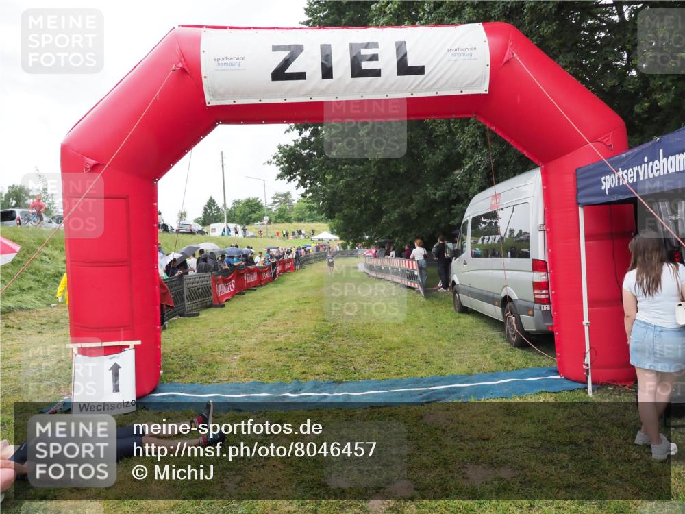21.06.2025 - 27. Vierlanden-Triathlon MichiJ http://msf.ph/oto/8046457 15.06.2026 14:01:18 Ziel  meine-sportfotos.de