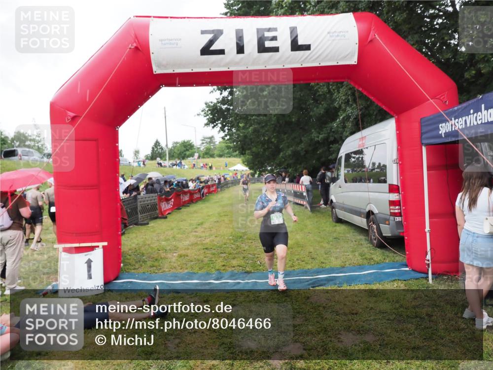 21.06.2025 - 27. Vierlanden-Triathlon MichiJ http://msf.ph/oto/8046466 15.06.2026 14:01:27 Ziel 932, 1109 meine-sportfotos.de