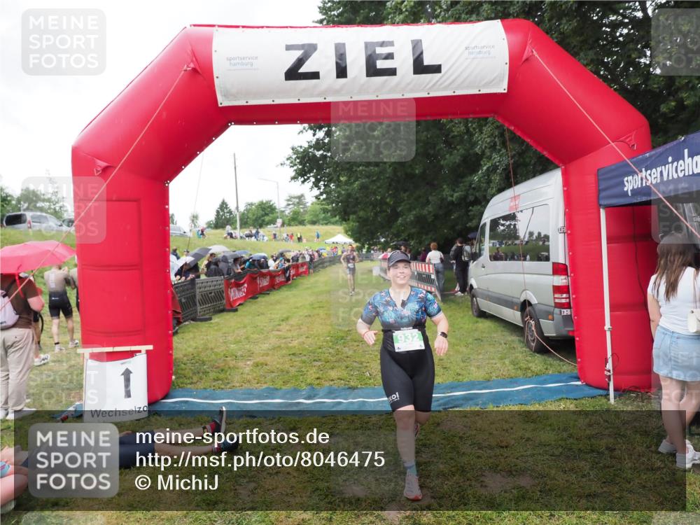 21.06.2025 - 27. Vierlanden-Triathlon MichiJ http://msf.ph/oto/8046475 15.06.2026 14:01:27 Ziel 932, 1109 meine-sportfotos.de