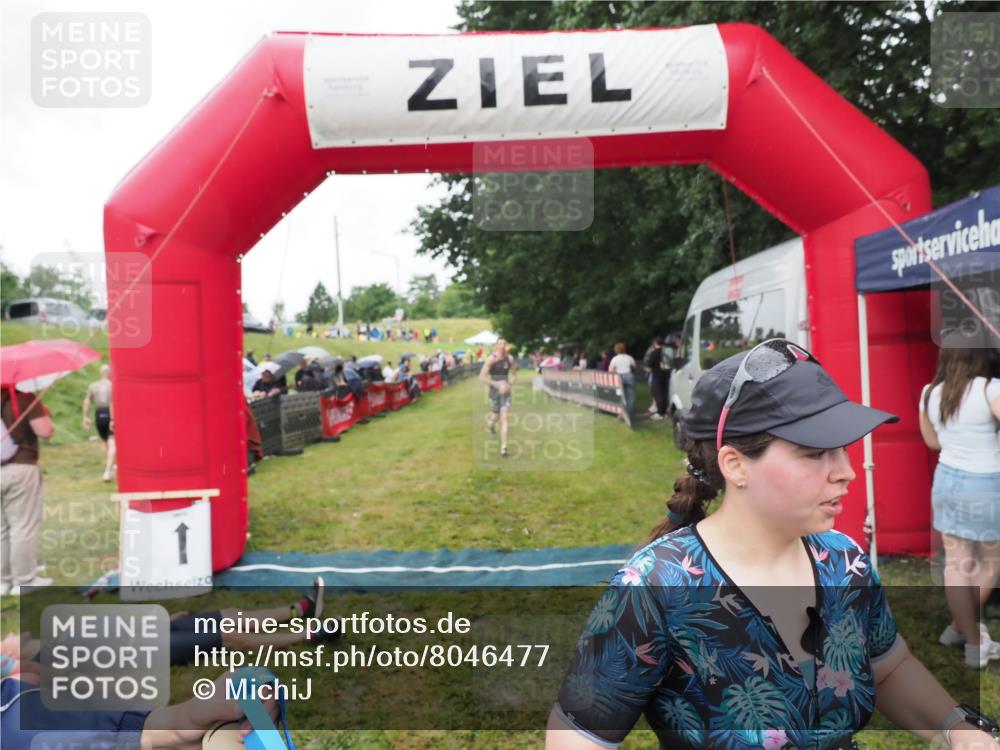 21.06.2025 - 27. Vierlanden-Triathlon MichiJ http://msf.ph/oto/8046477 15.06.2026 14:01:29 Ziel 932, 1109 meine-sportfotos.de