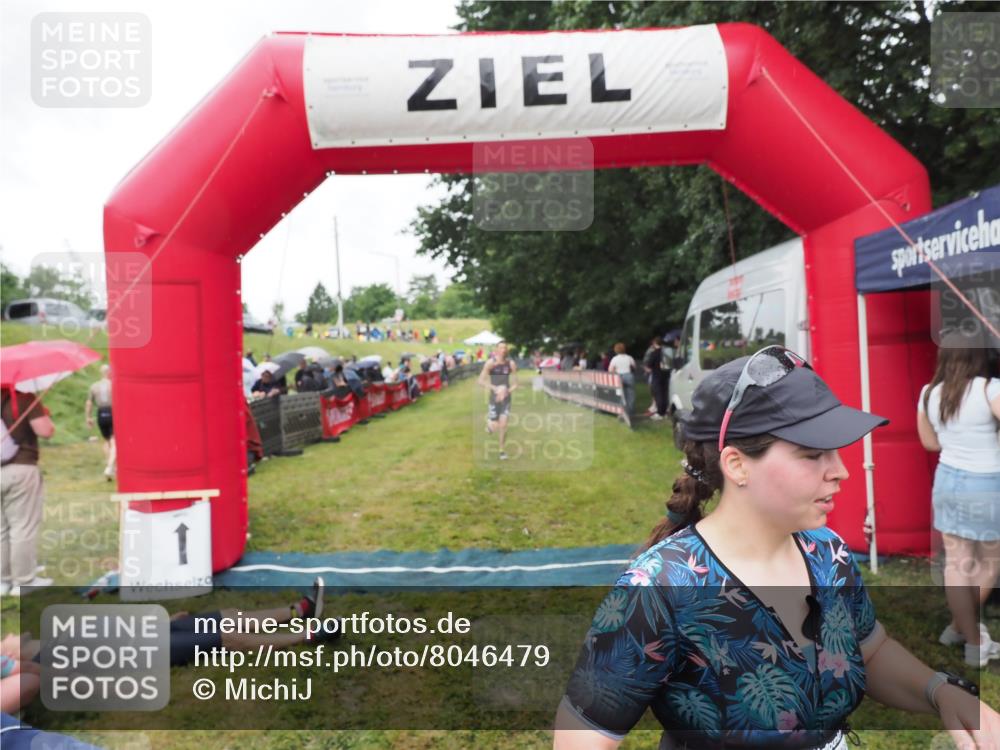 21.06.2025 - 27. Vierlanden-Triathlon MichiJ http://msf.ph/oto/8046479 15.06.2026 14:01:29 Ziel 932, 1109 meine-sportfotos.de