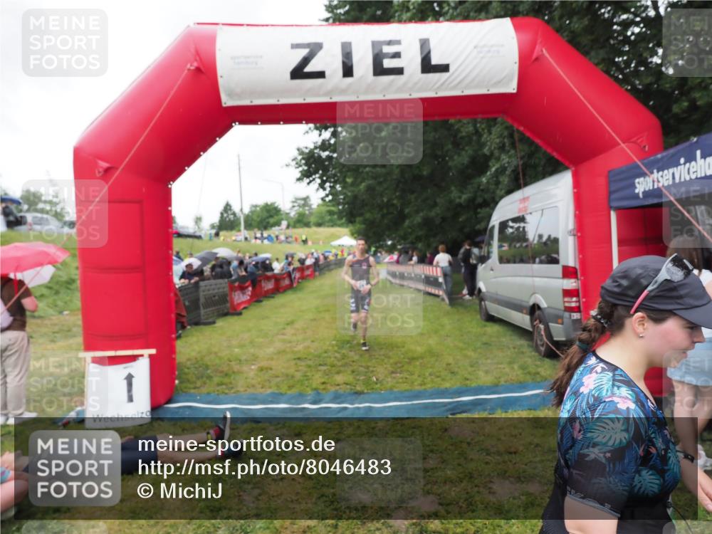 21.06.2025 - 27. Vierlanden-Triathlon MichiJ http://msf.ph/oto/8046483 15.06.2026 14:01:30 Ziel 932, 1109 meine-sportfotos.de