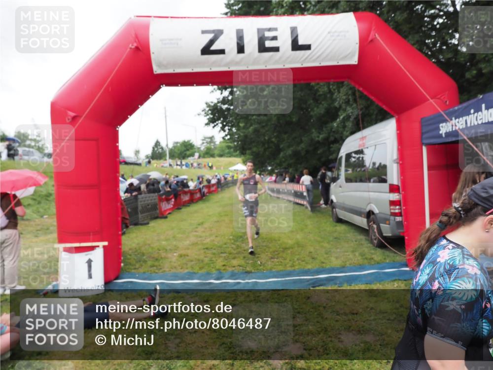 21.06.2025 - 27. Vierlanden-Triathlon MichiJ http://msf.ph/oto/8046487 15.06.2026 14:01:30 Ziel 932, 1109 meine-sportfotos.de