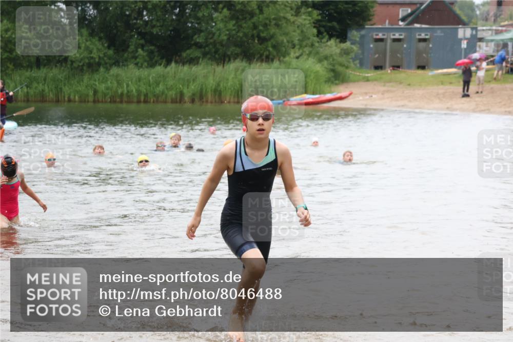 21.06.2025 - 27. Vierlanden-Triathlon Lena Gebhardt http://msf.ph/oto/8046488 15.06.2025 15:01:26 Schwimmen  meine-sportfotos.de
