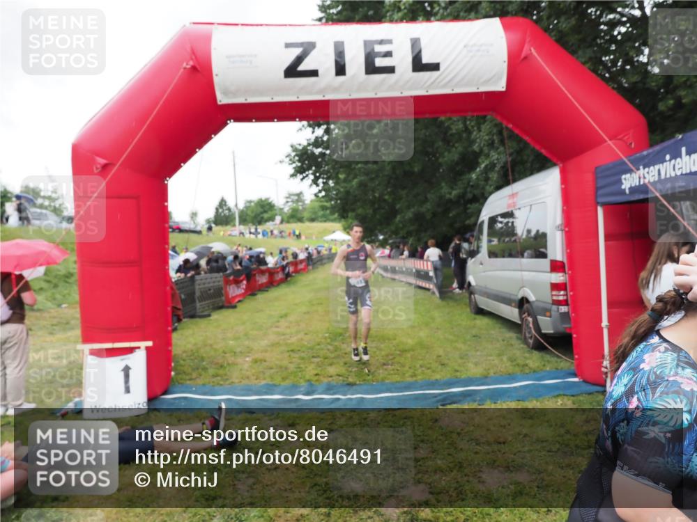 21.06.2025 - 27. Vierlanden-Triathlon MichiJ http://msf.ph/oto/8046491 15.06.2026 14:01:31 Ziel 932, 1109 meine-sportfotos.de
