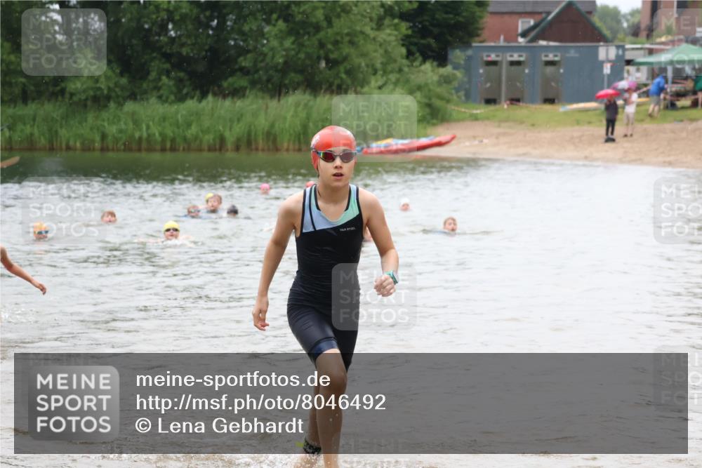 21.06.2025 - 27. Vierlanden-Triathlon Lena Gebhardt http://msf.ph/oto/8046492 15.06.2025 15:01:26 Schwimmen  meine-sportfotos.de