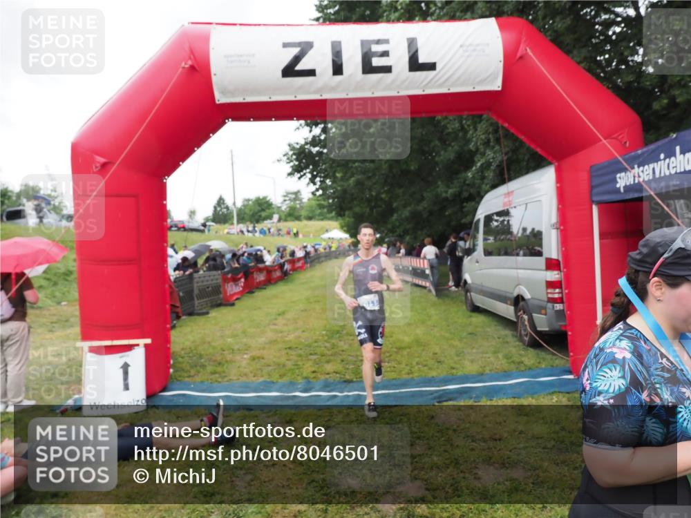 21.06.2025 - 27. Vierlanden-Triathlon MichiJ http://msf.ph/oto/8046501 15.06.2026 14:01:31 Ziel 932, 1109 meine-sportfotos.de
