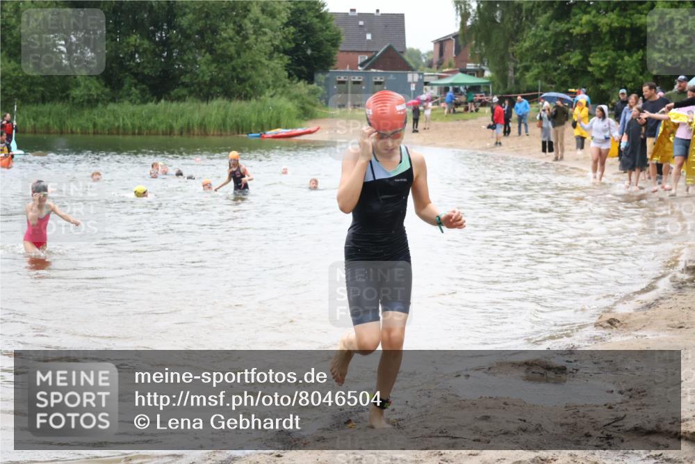 21.06.2025 - 27. Vierlanden-Triathlon Lena Gebhardt http://msf.ph/oto/8046504 15.06.2025 15:01:27 Schwimmen  meine-sportfotos.de