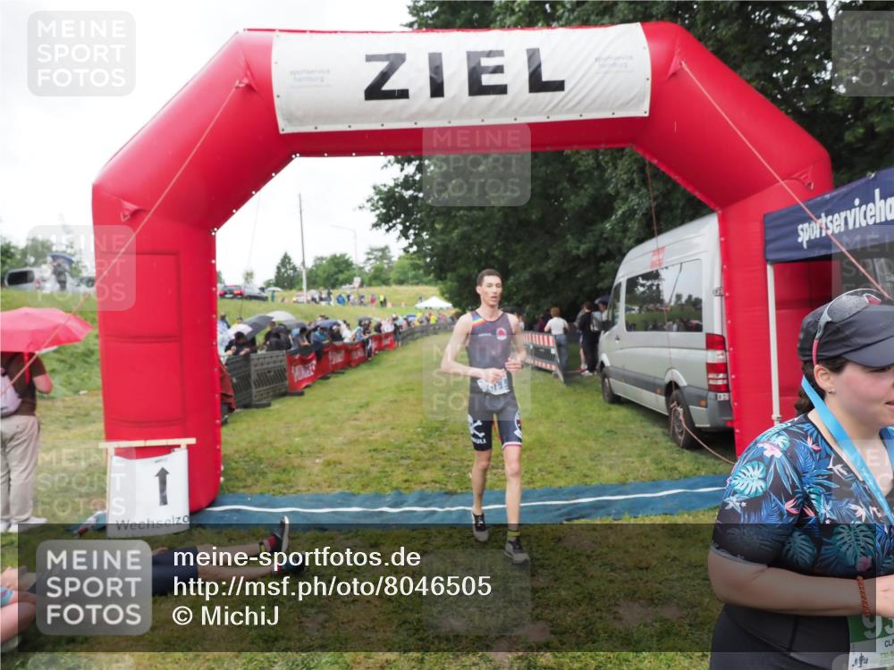 21.06.2025 - 27. Vierlanden-Triathlon MichiJ http://msf.ph/oto/8046505 15.06.2026 14:01:31 Ziel 932, 1109 meine-sportfotos.de