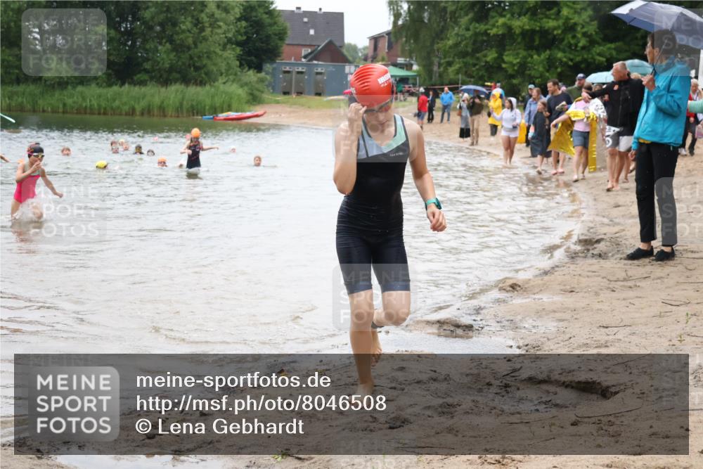21.06.2025 - 27. Vierlanden-Triathlon Lena Gebhardt http://msf.ph/oto/8046508 15.06.2025 15:01:27 Schwimmen  meine-sportfotos.de