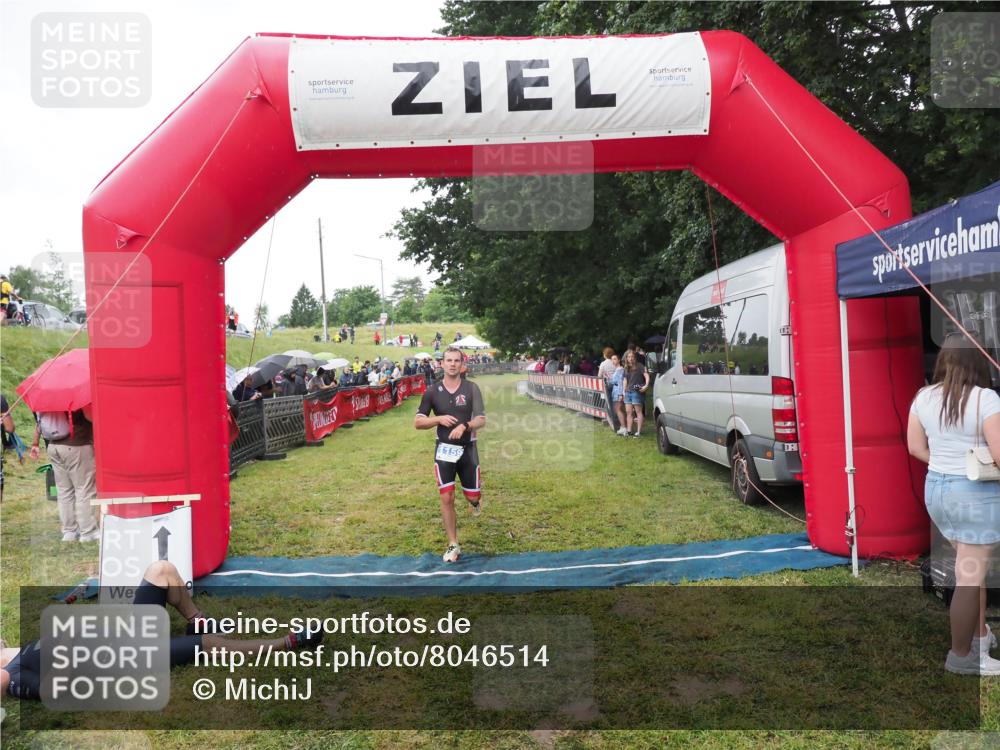 21.06.2025 - 27. Vierlanden-Triathlon MichiJ http://msf.ph/oto/8046514 15.06.2026 14:02:33 Ziel 1159 meine-sportfotos.de