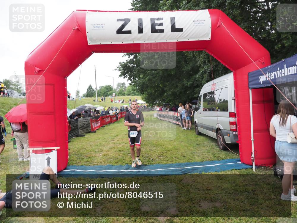 21.06.2025 - 27. Vierlanden-Triathlon MichiJ http://msf.ph/oto/8046515 15.06.2026 14:02:33 Ziel 1159 meine-sportfotos.de