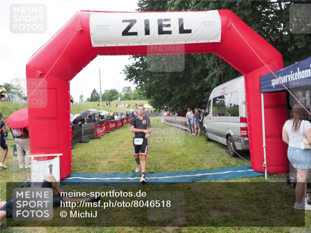 21.06.2025 - 27. Vierlanden-Triathlon MichiJ http://msf.ph/oto/8046518 15.06.2026 14:02:33 Ziel 1159 meine-sportfotos.de