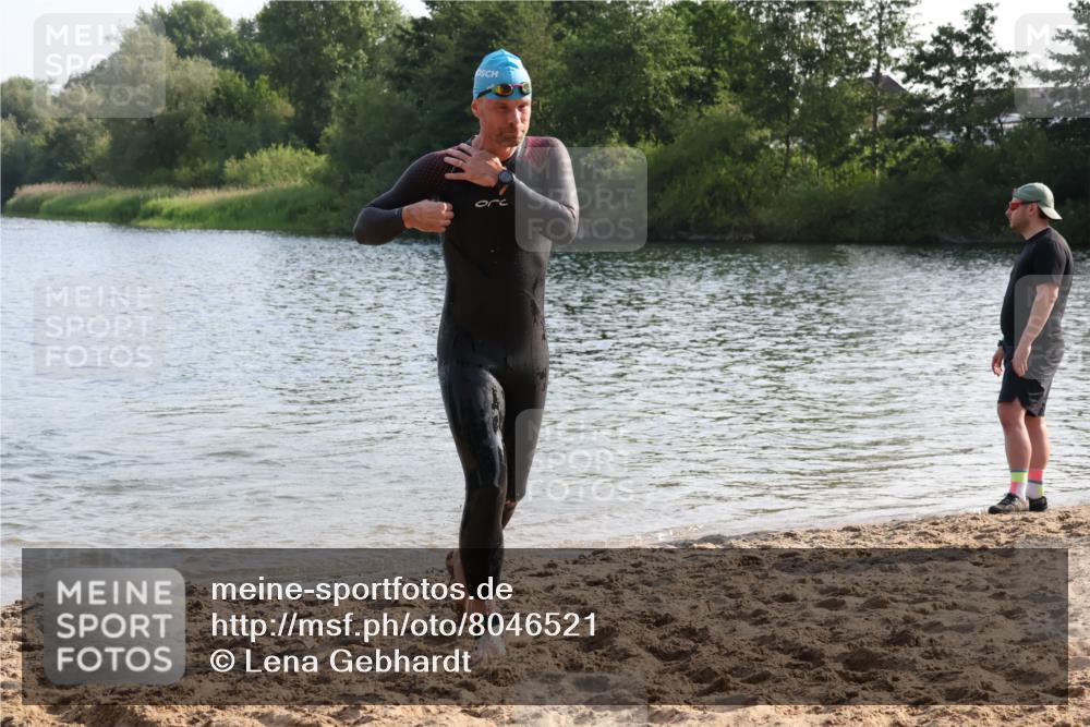 15.06.2025 - 27. Vierlanden-Triathlon Lena Gebhardt http://msf.ph/oto/8046521 15.06.2025 08:43:10 Schwimmen 11, 72, 100, 102, 139 meine-sportfotos.de
