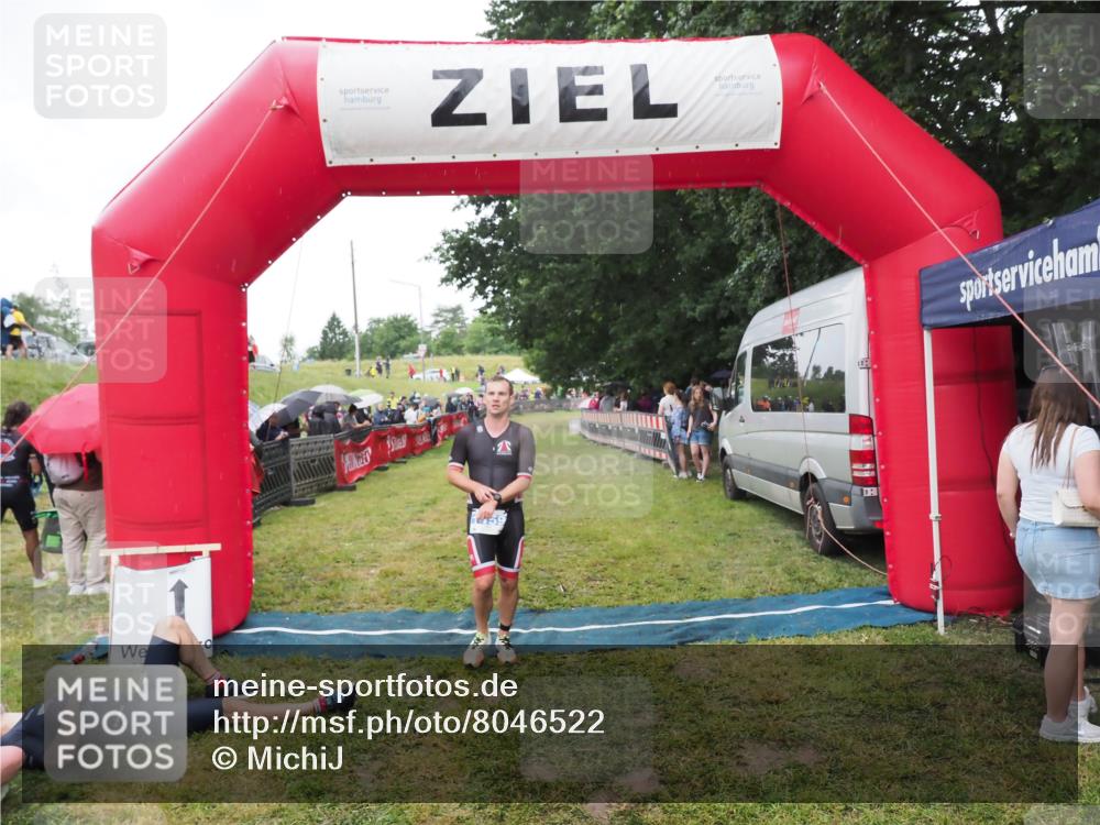 21.06.2025 - 27. Vierlanden-Triathlon MichiJ http://msf.ph/oto/8046522 15.06.2026 14:02:33 Ziel 1159 meine-sportfotos.de