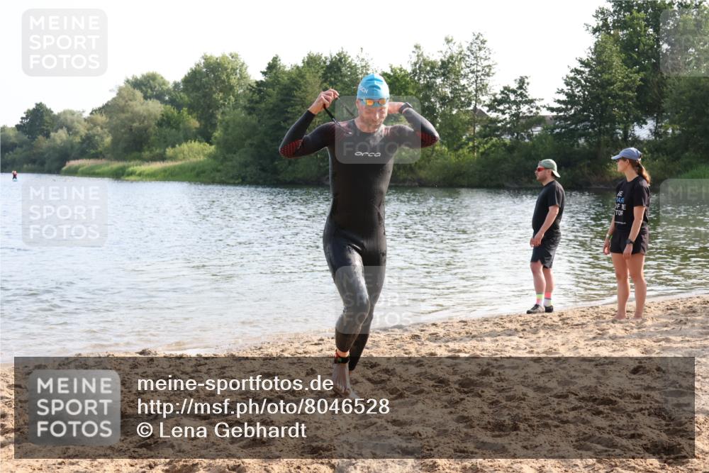 15.06.2025 - 27. Vierlanden-Triathlon Lena Gebhardt http://msf.ph/oto/8046528 15.06.2025 08:43:10 Schwimmen 11, 72, 100, 102, 139 meine-sportfotos.de