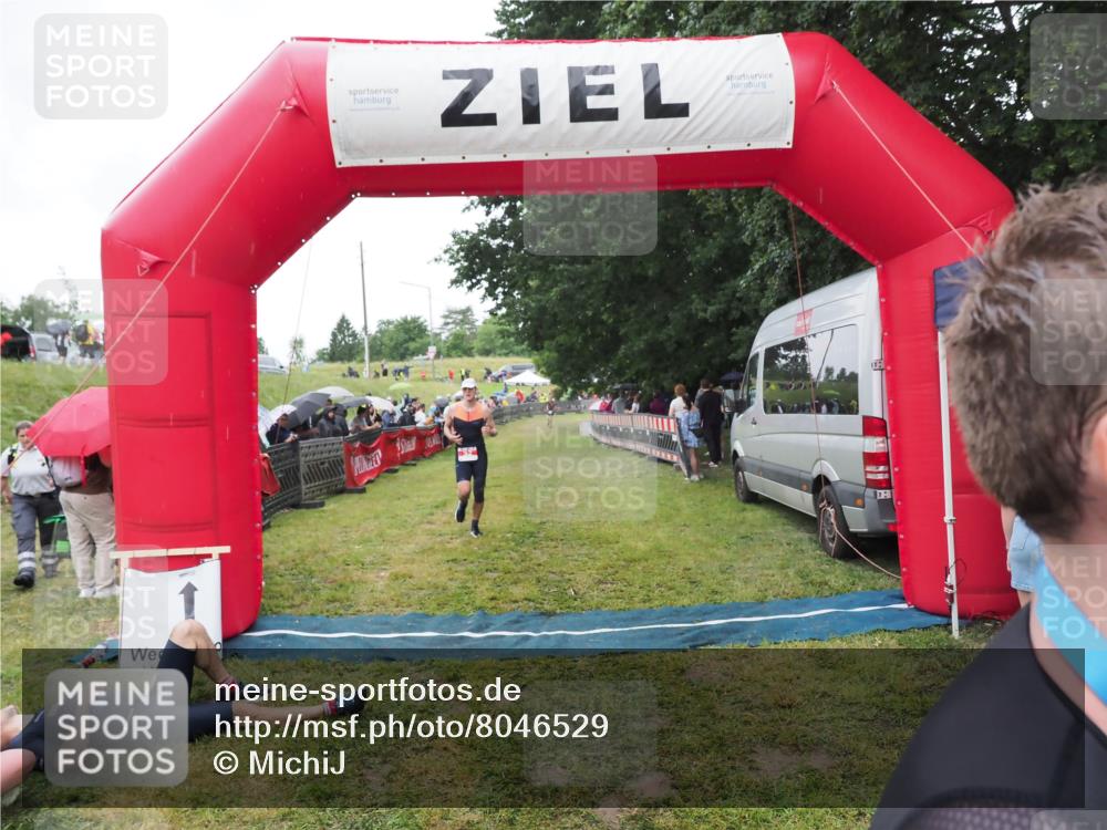 21.06.2025 - 27. Vierlanden-Triathlon MichiJ http://msf.ph/oto/8046529 15.06.2026 14:02:38 Ziel 32, 1159 meine-sportfotos.de