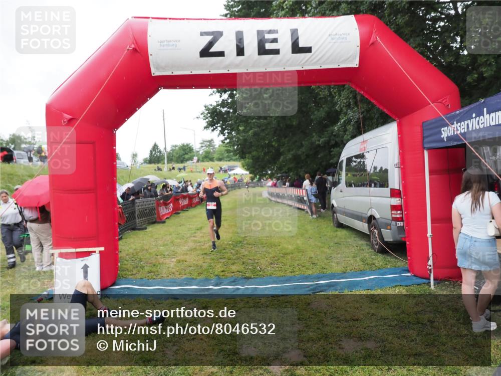 21.06.2025 - 27. Vierlanden-Triathlon MichiJ http://msf.ph/oto/8046532 15.06.2026 14:02:38 Ziel 32, 1159 meine-sportfotos.de