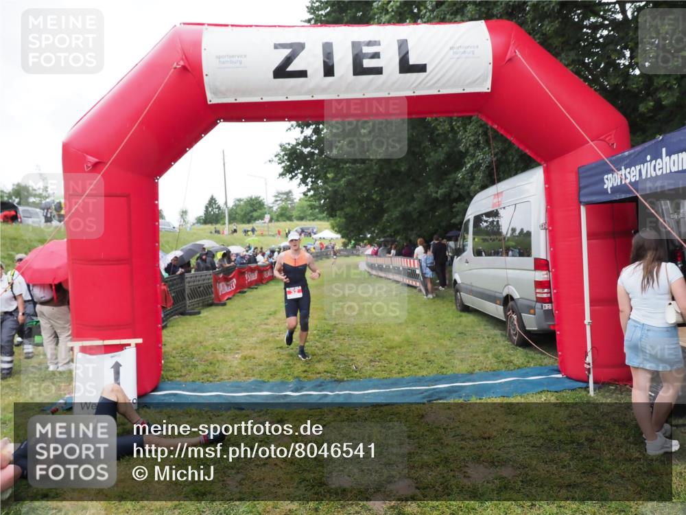 21.06.2025 - 27. Vierlanden-Triathlon MichiJ http://msf.ph/oto/8046541 15.06.2026 14:02:39 Ziel 32, 1159 meine-sportfotos.de