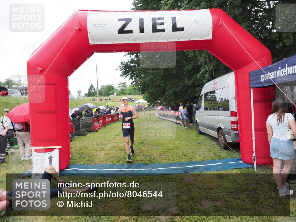 21.06.2025 - 27. Vierlanden-Triathlon MichiJ http://msf.ph/oto/8046544 15.06.2026 14:02:39 Ziel 32, 1159 meine-sportfotos.de