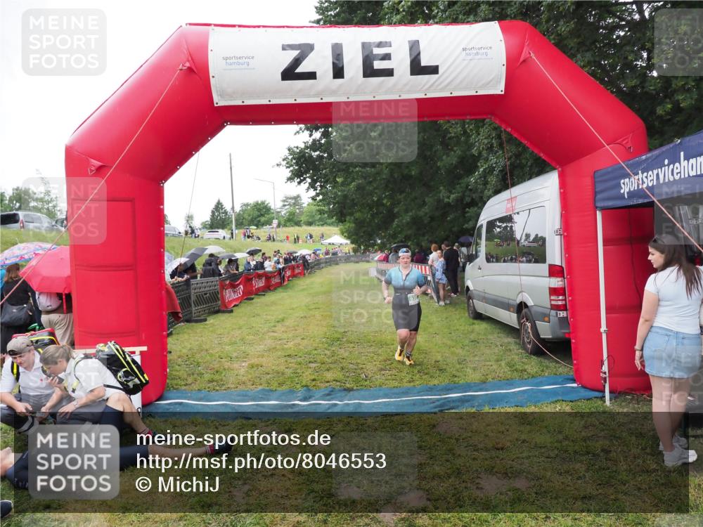 21.06.2025 - 27. Vierlanden-Triathlon MichiJ http://msf.ph/oto/8046553 15.06.2026 14:03:03 Ziel 936 meine-sportfotos.de