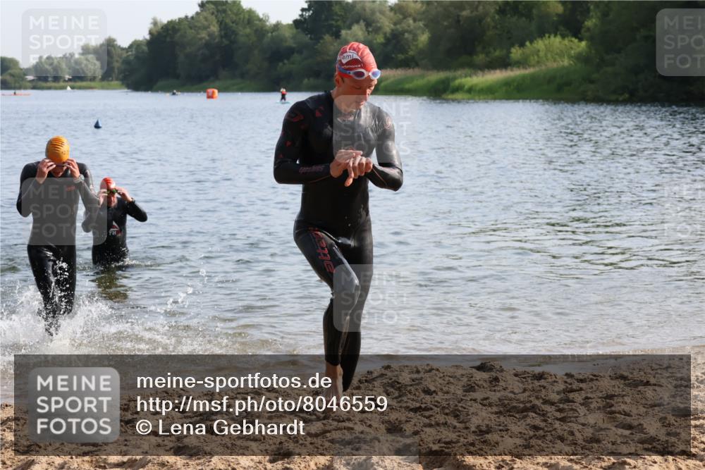 15.06.2025 - 27. Vierlanden-Triathlon Lena Gebhardt http://msf.ph/oto/8046559 15.06.2025 08:43:16 Schwimmen 11, 100, 102, 139, 148 meine-sportfotos.de
