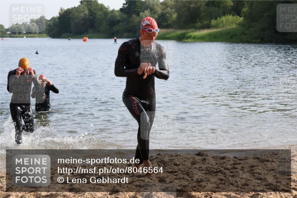 15.06.2025 - 27. Vierlanden-Triathlon Lena Gebhardt http://msf.ph/oto/8046564 15.06.2025 08:43:16 Schwimmen 11, 100, 102, 139, 148 meine-sportfotos.de